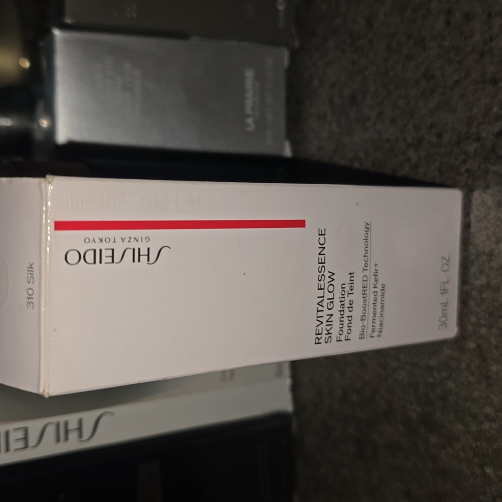 SHISEIDO 250 Sand Revitalessence Skin Glow foundation